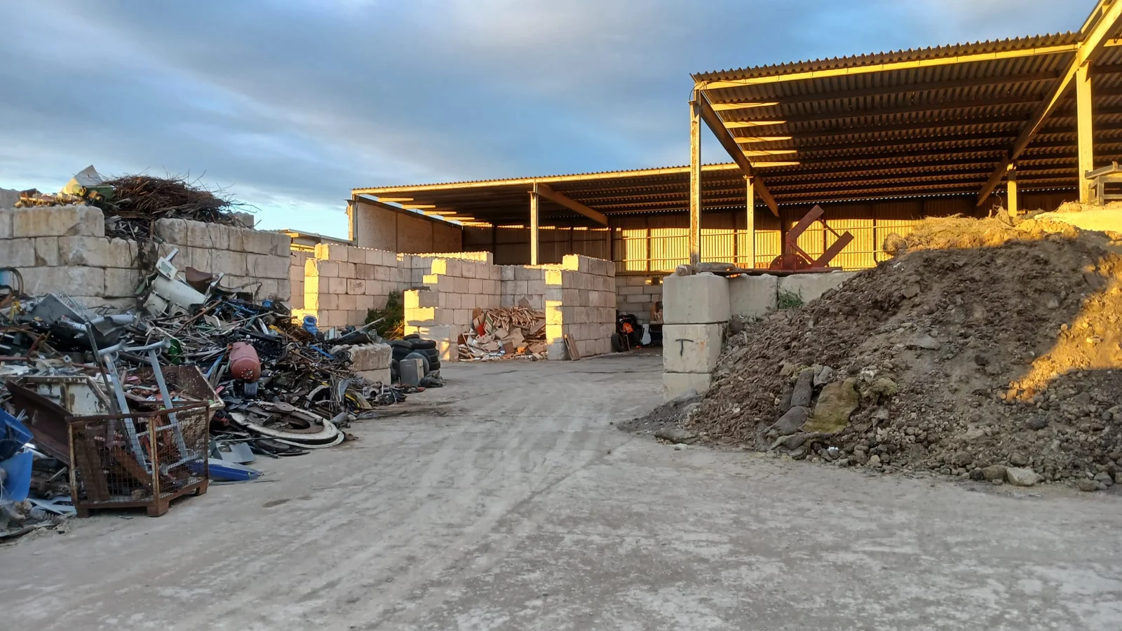 Betriebshof der Puff GmbH in Antau mit getrennten Materialbereichen und Lagerhalle