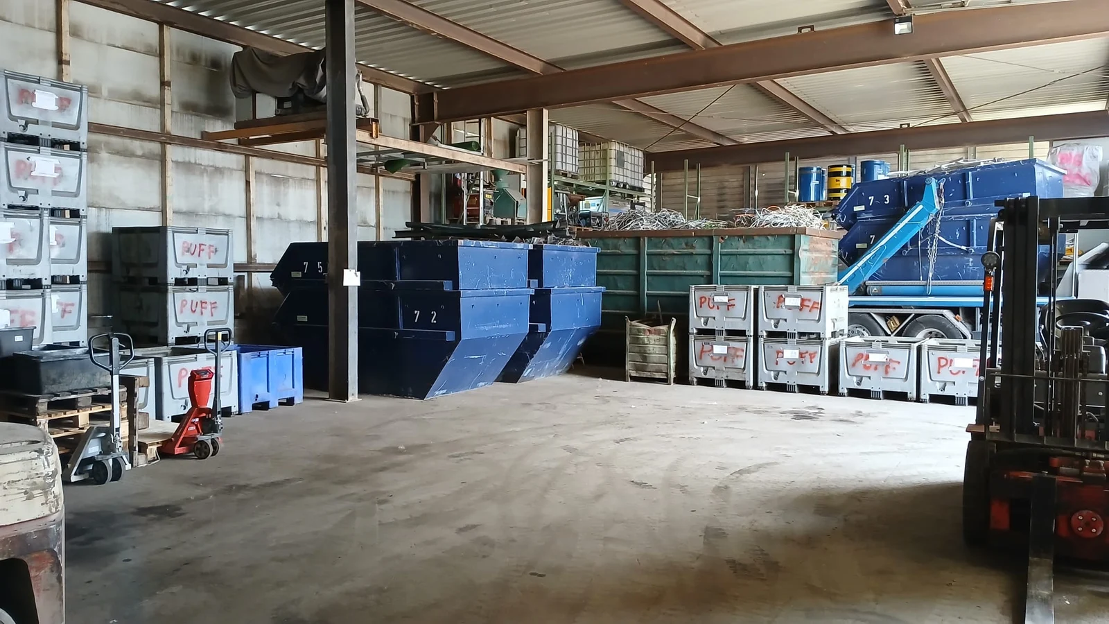 Container und Sammelbehälter im Lager der Puff GmbH